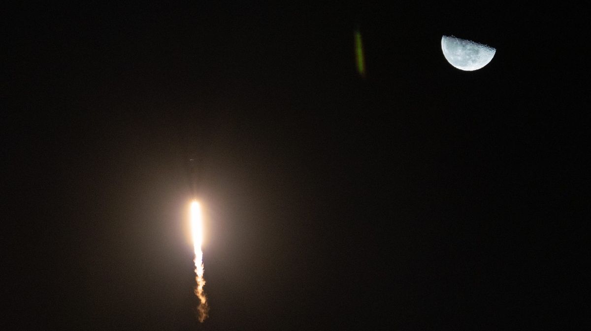 Raketa SpaceX je na kolizním kurzu s Měsícem. Ke srážce může dojít během několika týdnů